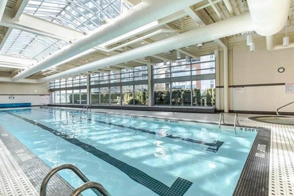 וונקובר Lovely One-Bedroom Apartment With Pool, Hot Tub, And Gym In The Heart Of Downtown, Skytrain 3Min Away מראה חיצוני תמונה