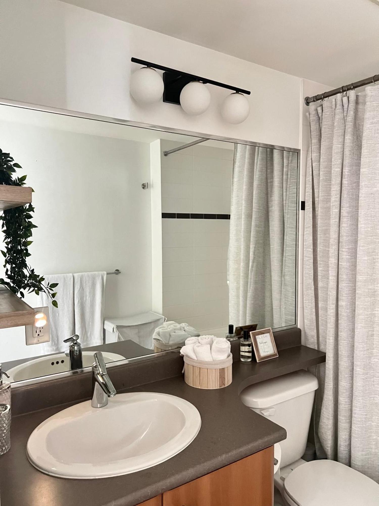 וונקובר Lovely One-Bedroom Apartment With Pool, Hot Tub, And Gym In The Heart Of Downtown, Skytrain 3Min Away מראה חיצוני תמונה