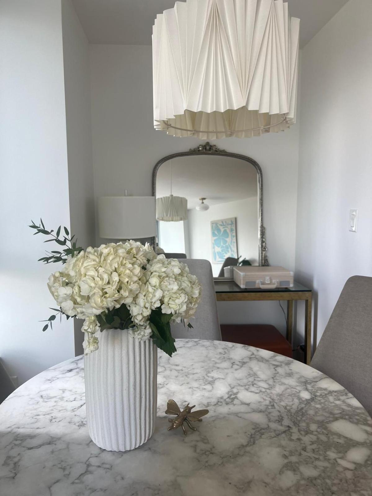וונקובר Lovely One-Bedroom Apartment With Pool, Hot Tub, And Gym In The Heart Of Downtown, Skytrain 3Min Away מראה חיצוני תמונה