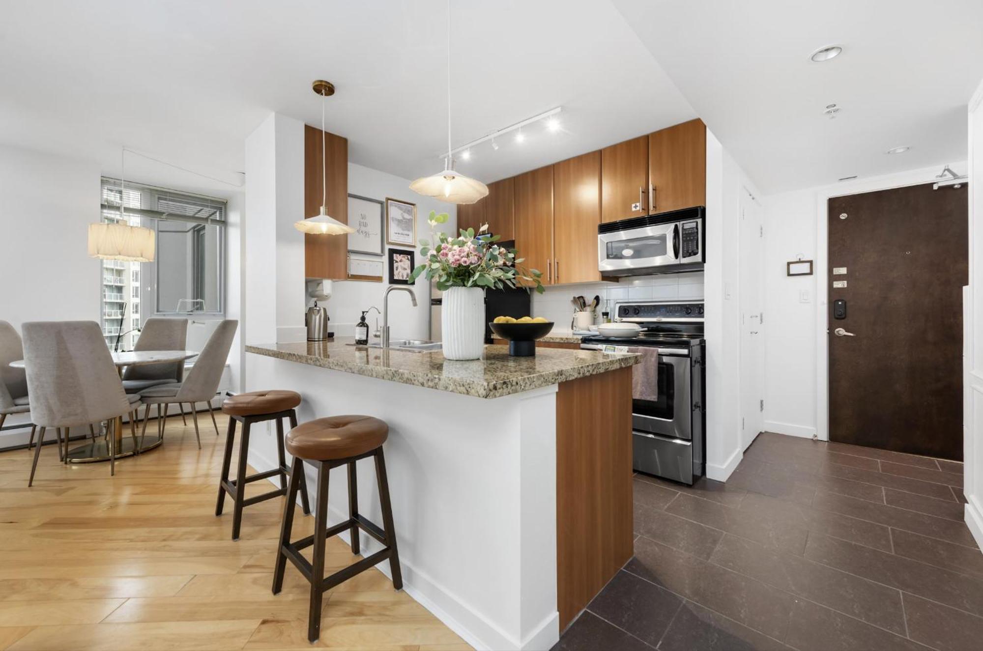 וונקובר Lovely One-Bedroom Apartment With Pool, Hot Tub, And Gym In The Heart Of Downtown, Skytrain 3Min Away מראה חיצוני תמונה